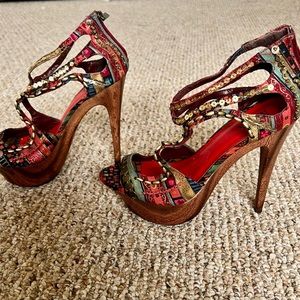 Gorgeous embellished gold trims.